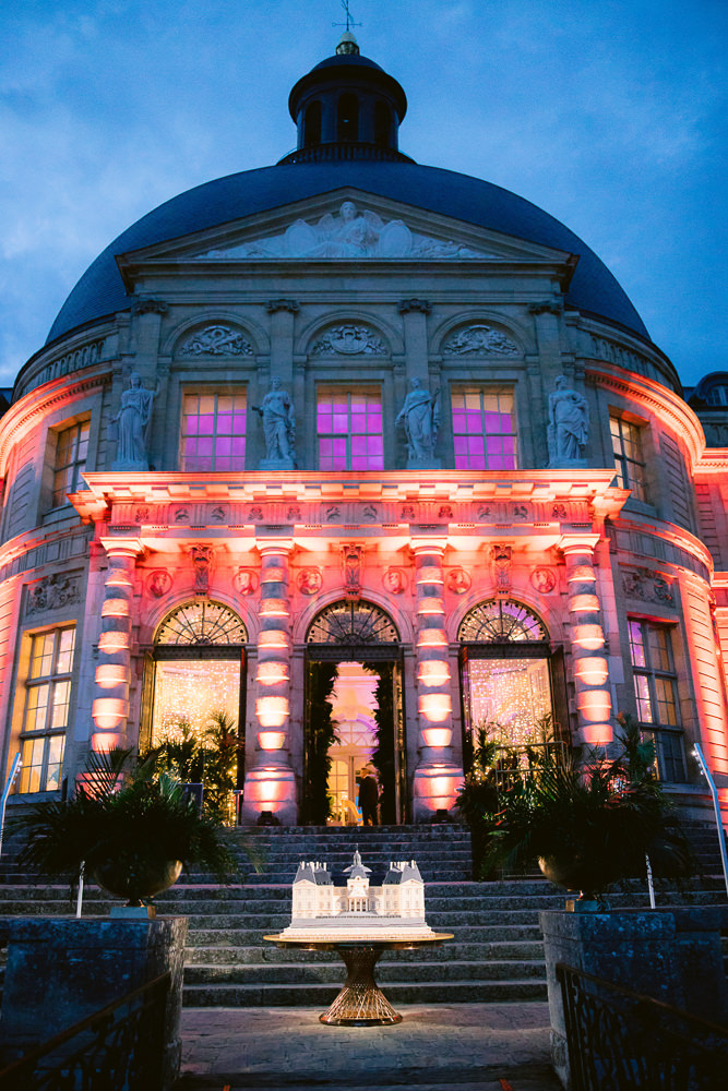Luxury wedding cake in the shape of the Chateau Vaux le Vicomte